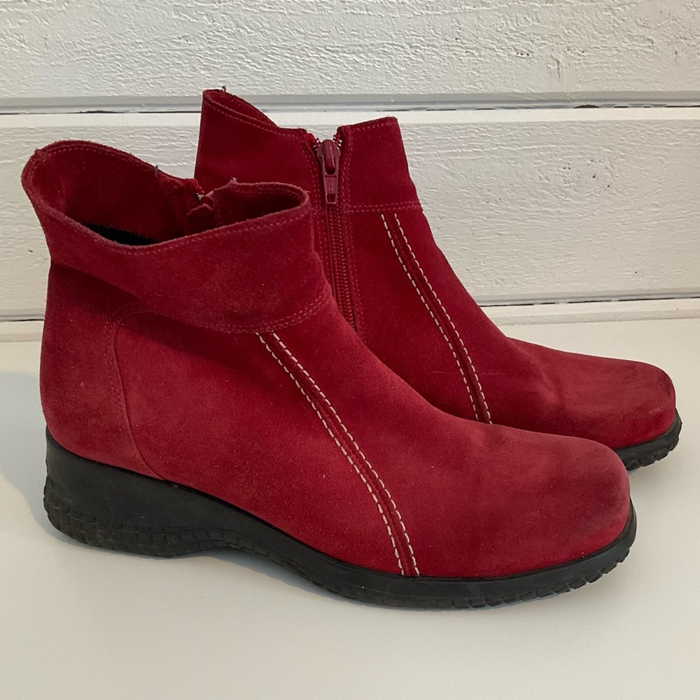 La Canadienne suede boots